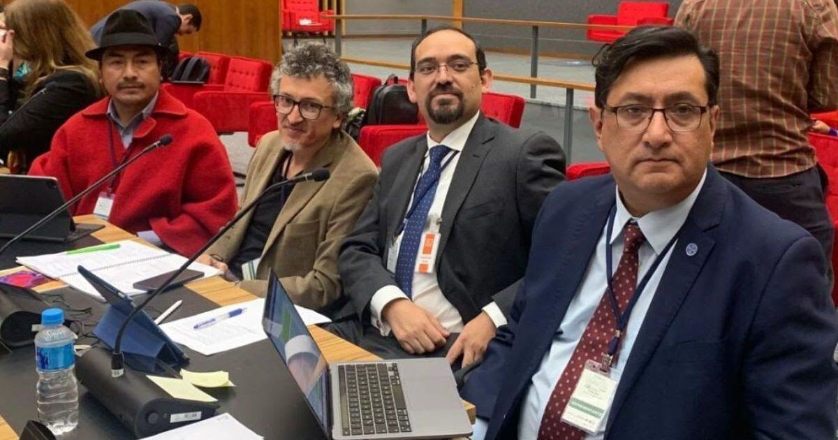 A photo of Mario Melo, the legal counsel for the case, with other representatives