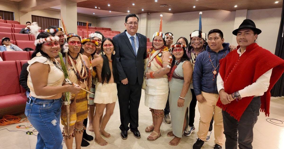 Group photo of Mario Melo and Indigenous Representatives at the Indigenous Peoples Tagaeri and Taromenane v. Ecuador Court Case